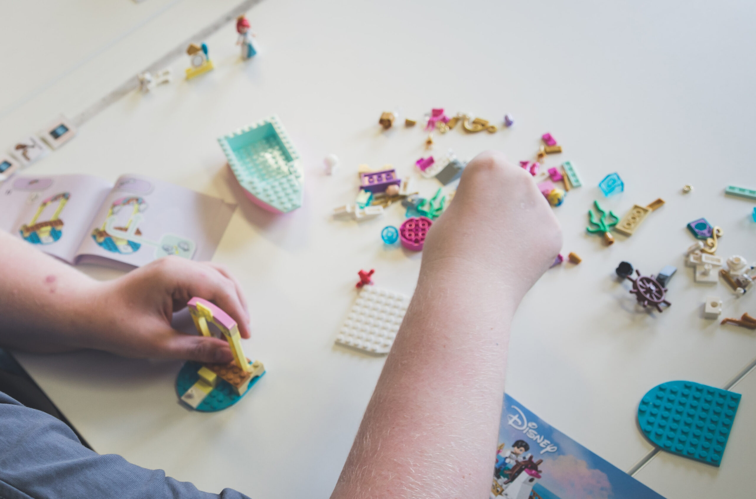 Barn der udfolder sig kreativt ved et bord